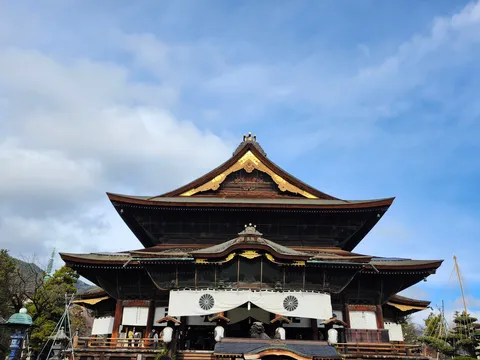 古刹の荘厳、雲間に映える
