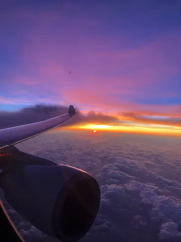 機内から見た、燃えるような空