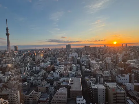 大都市を包む夕焼け空