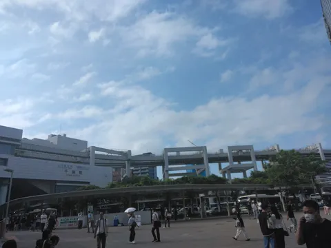 青空と未来的な建築