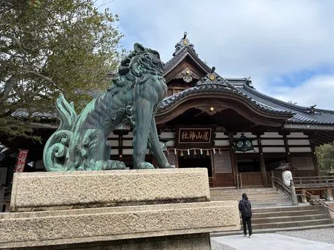 歴史を感じる狛犬と静寂の拝殿