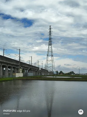 鉄塔と空、水面に映る影