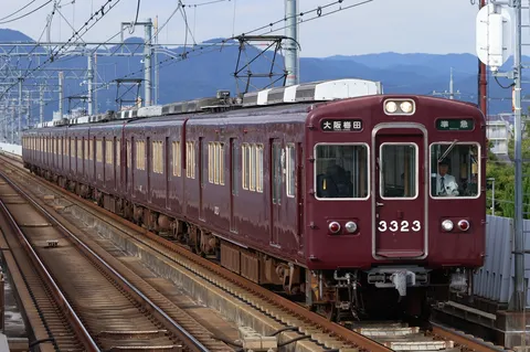 朱色の列車と夕暮れ線路