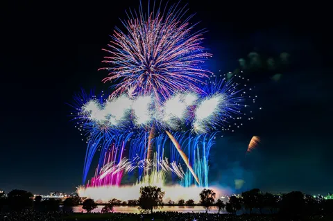 夜空を彩る光の祭典