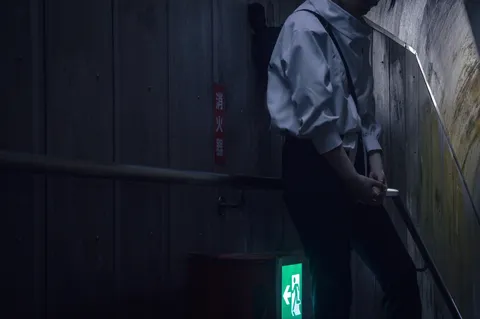 夜の階段に宿る静寂