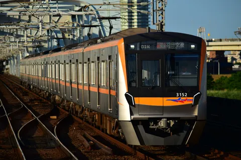 夕暮れを走る銀色の列車