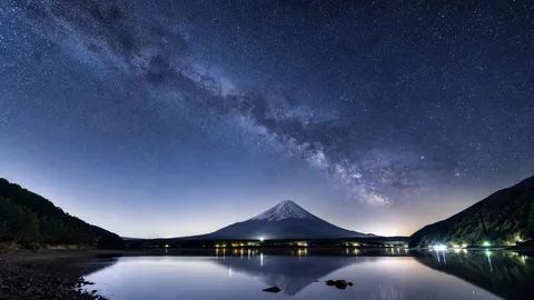 富士山、夜空の主役はどっち？