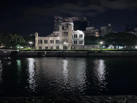 川面に映る、夜の平和記念公園