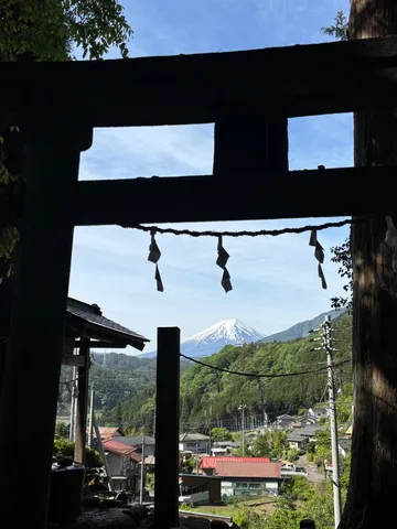 鳥居の向こう、雪化粧の富士山