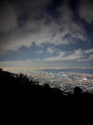 夜景と雲の静かな呼吸