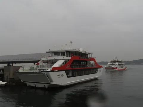 雨空に映える ferry boat