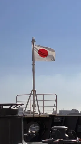 白地に赤丸が風に揺れる