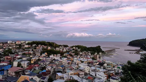 海辺の町、夕暮れ