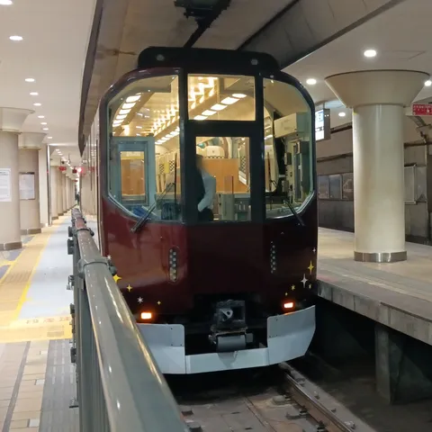 星飾りを纏う赤い車両