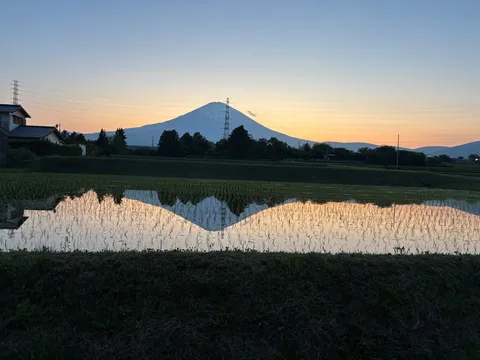 水鏡に映る、夕暮れの富士山