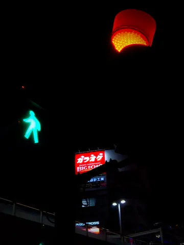 夜の交差点と光の断片