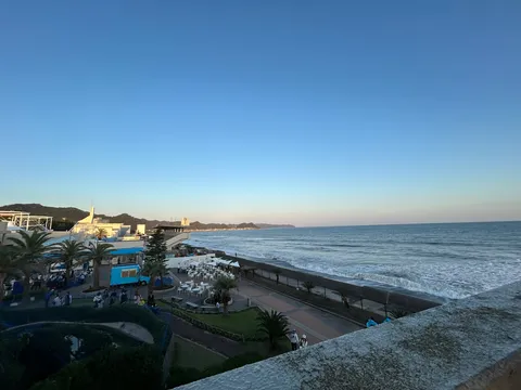 海辺の夕景と青の街並み