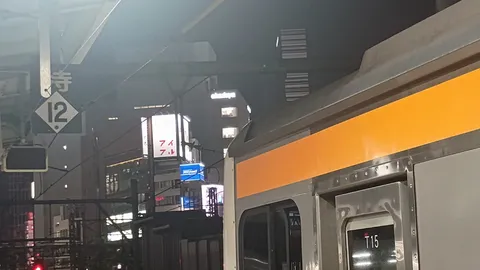 駅の夜、灯りの記憶