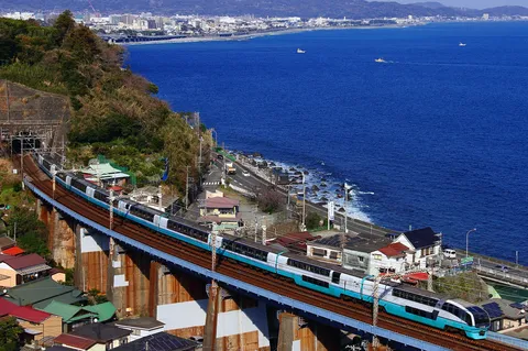 海辺を走る未来的な列車
