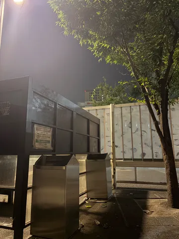 夜の街角に光と風の影
