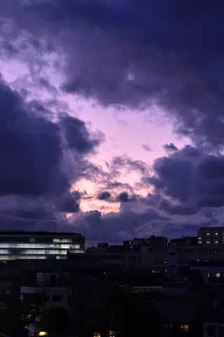 雲間から覗く幻想的な空