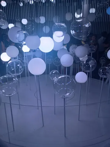 静寂に浮かぶ光の球体