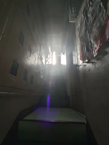 光差す階段の道