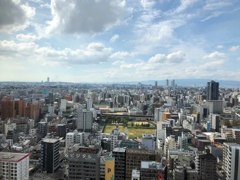 見下ろす街、果てなき空の広がり