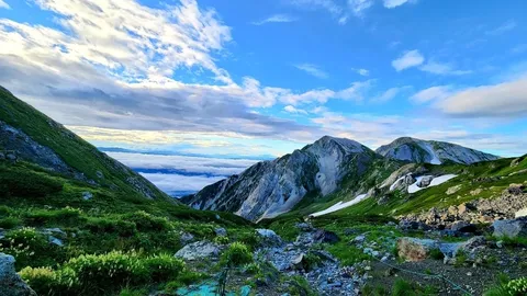 雲海を見下ろす山の道
