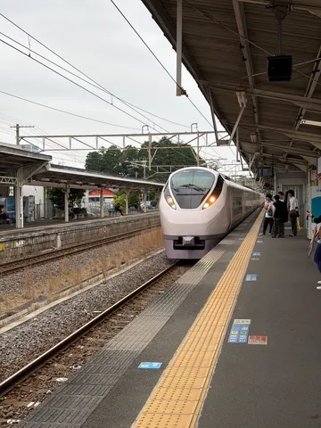 停車中の旅立ちを待つ電車