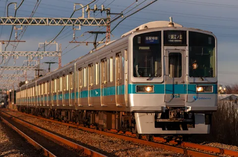 太陽を浴びて走る通勤電車