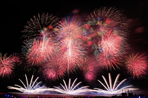 夜空を埋め尽くす光の祭典