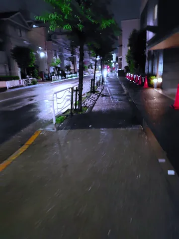 夜の濡れた路地の静けさ