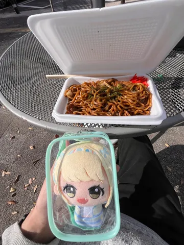 お供は癒し系、主役は焼きそば