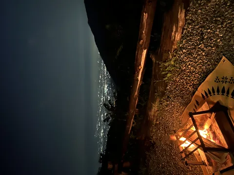煌めく夜景を望む焚き火