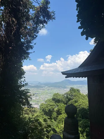 山里の青空と静かな一画