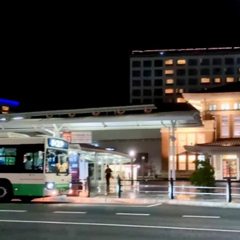 夜のバス停、旅の始まり