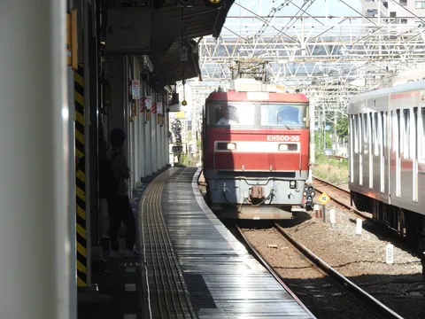 夕暮れ時の駅、旅立ちを待つ時間