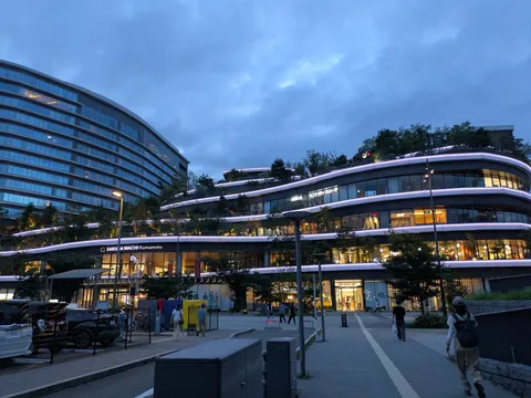 光と影が織りなす、近未来的な夜景