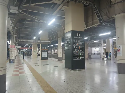 構内、迷宮の案内板