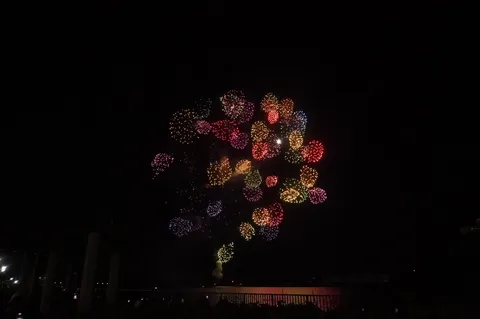 夜空を彩る、光の花束
