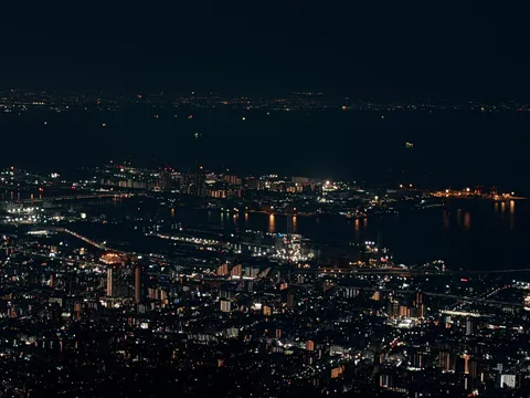 夜景と水面の静かな灯り