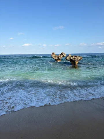 ハート岩と青い海