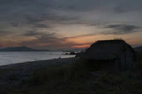 黄昏時の海辺、鄙びた小屋