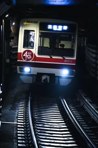 トンネルを抜ける、星屑のポルスター