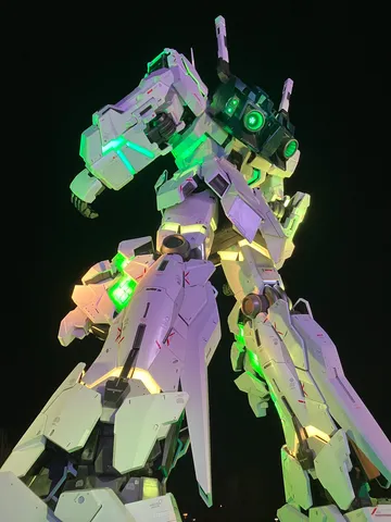 目立ちすぎ！？ 緑に光る巨神