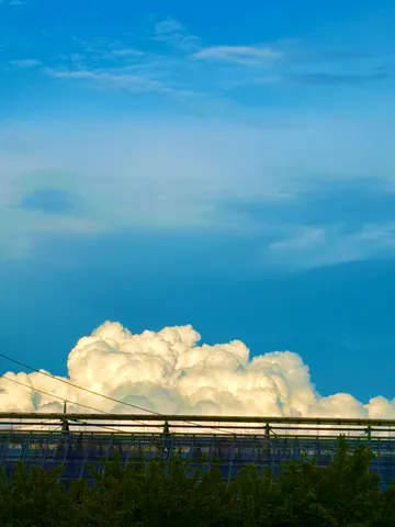 青空と雲の夏の余白