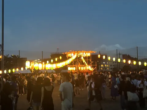 夏の夜空に灯る、祭りの光
