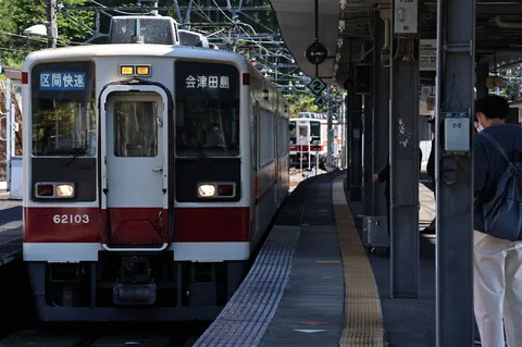 光を浴びる快速列車