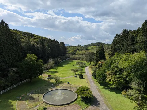 緑陰の道、水音響く